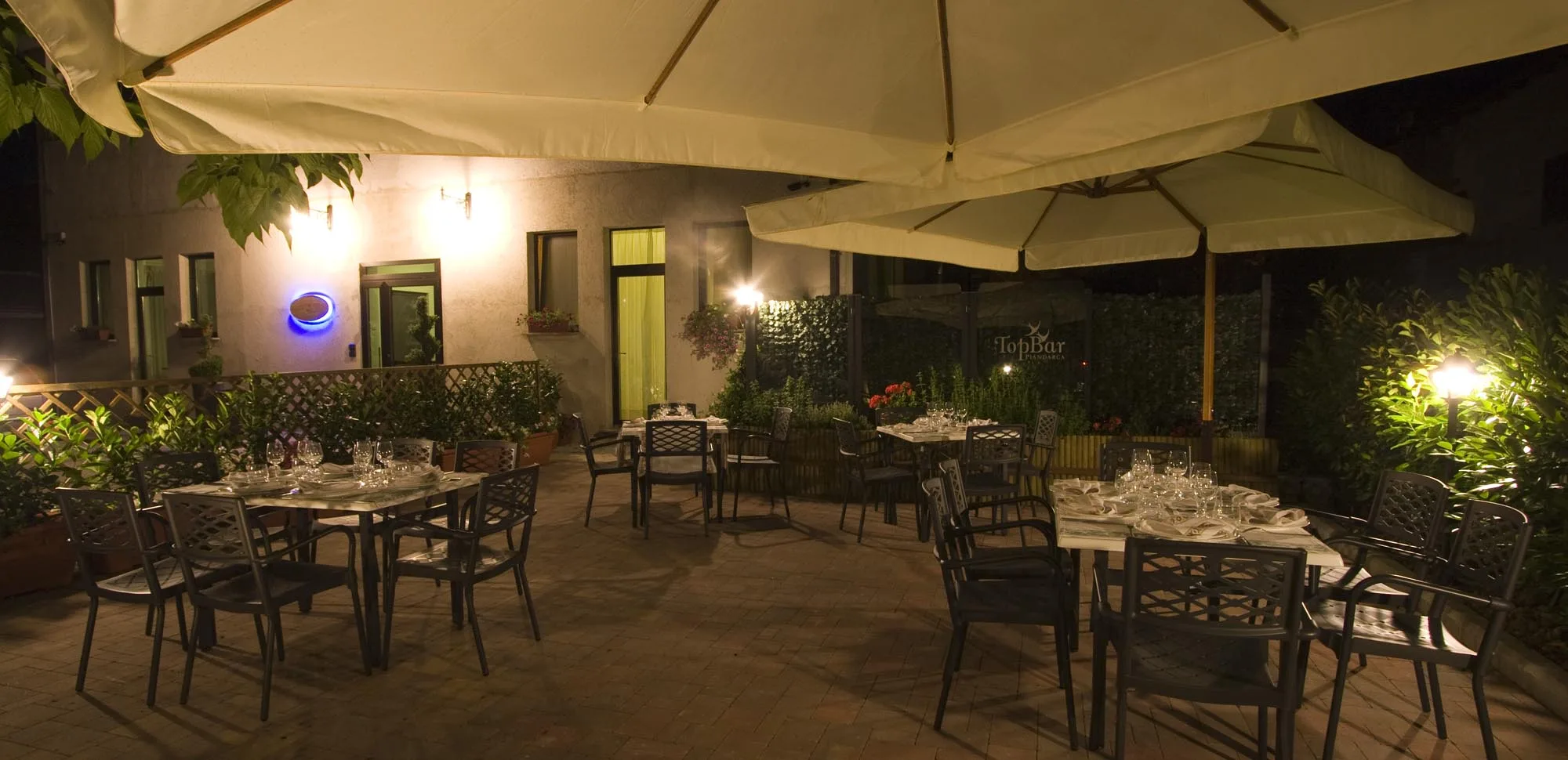 Facciata dell'Albergo Piandarca con veranda e giardino a Cantalupo di Bevagna, vista esterna della struttura