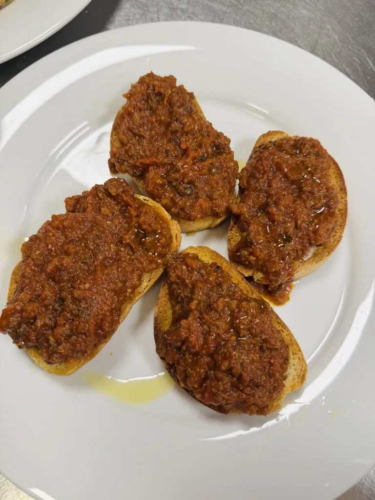Bruschette con rag├╣ di lumache al ristorante La Lumaca d'Oro