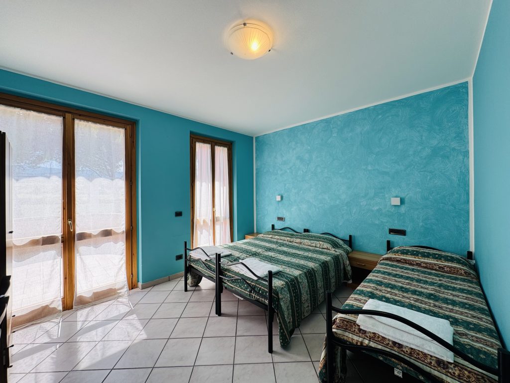 Camera doppia con parete azzurra, Albergo Piandarca Umbria