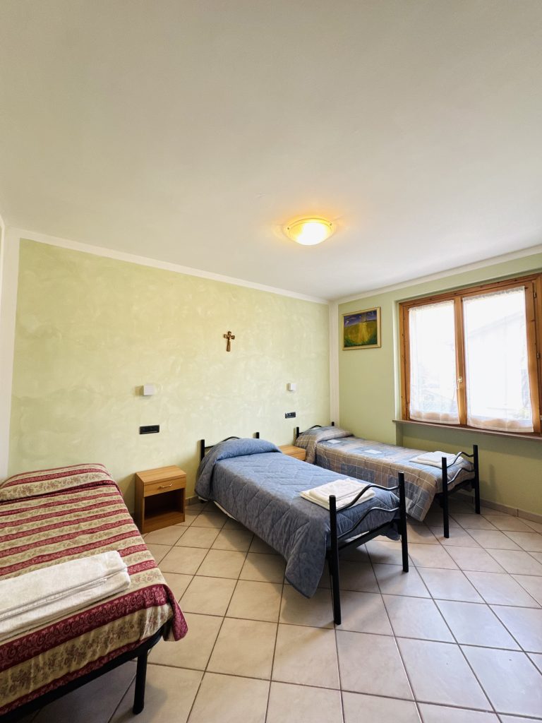 Camera tripla luminosa con finestra, Albergo Piandarca Bevagna