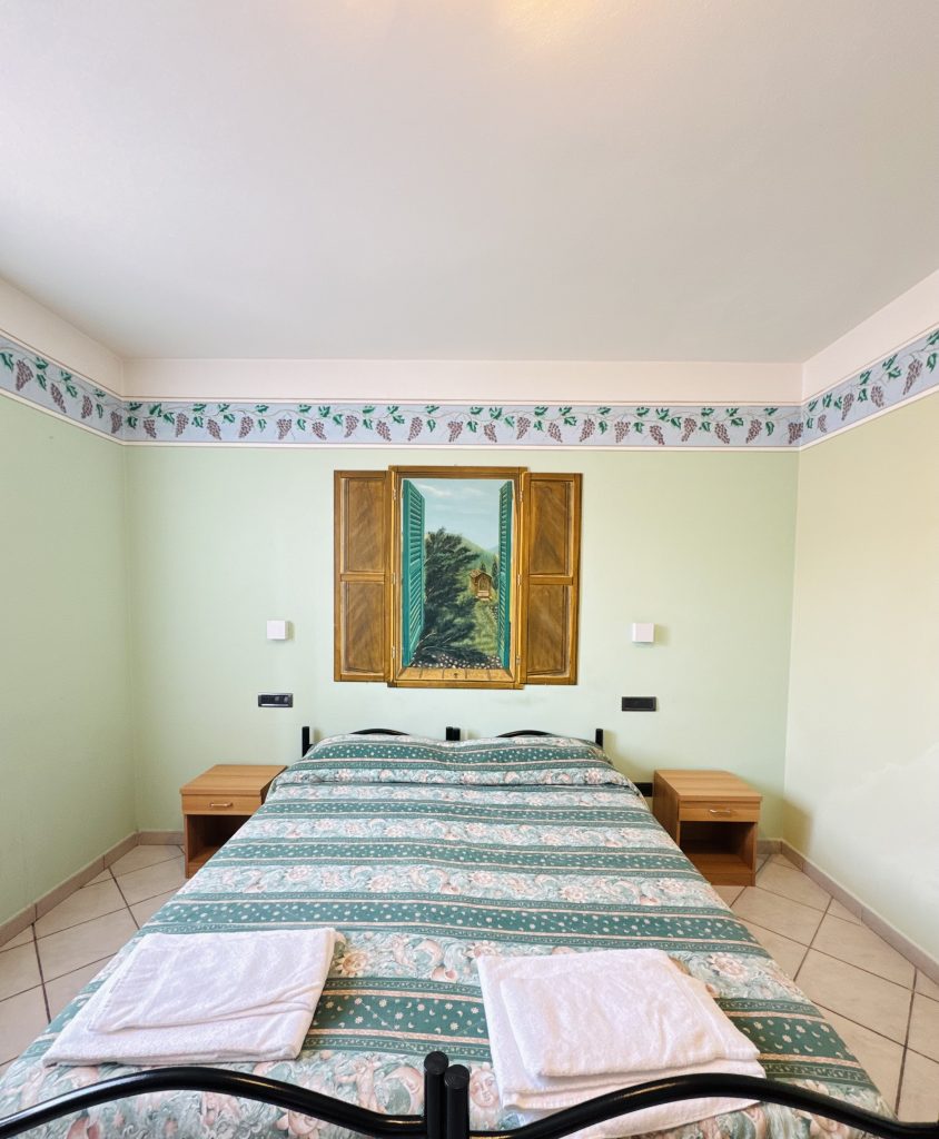 Camera dell'Albergo Piandarca con decorazione trompe-l'┼ôil, Bevagna