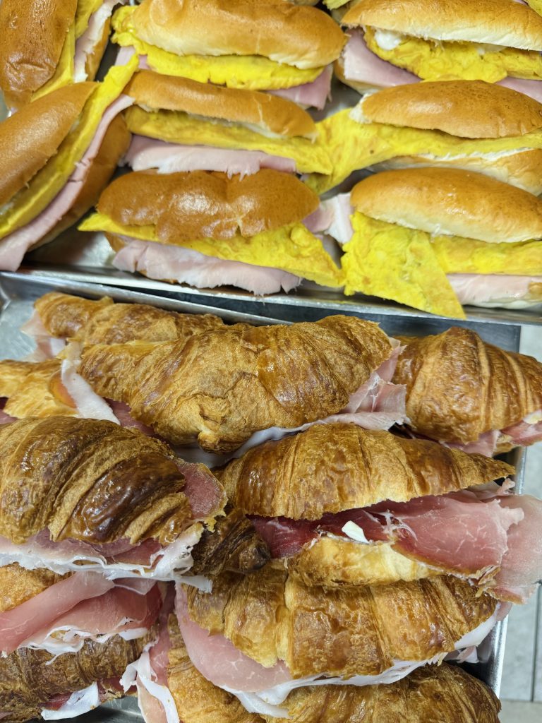 Colazione con panini e croissant al bar Piandarca, Cantalupo