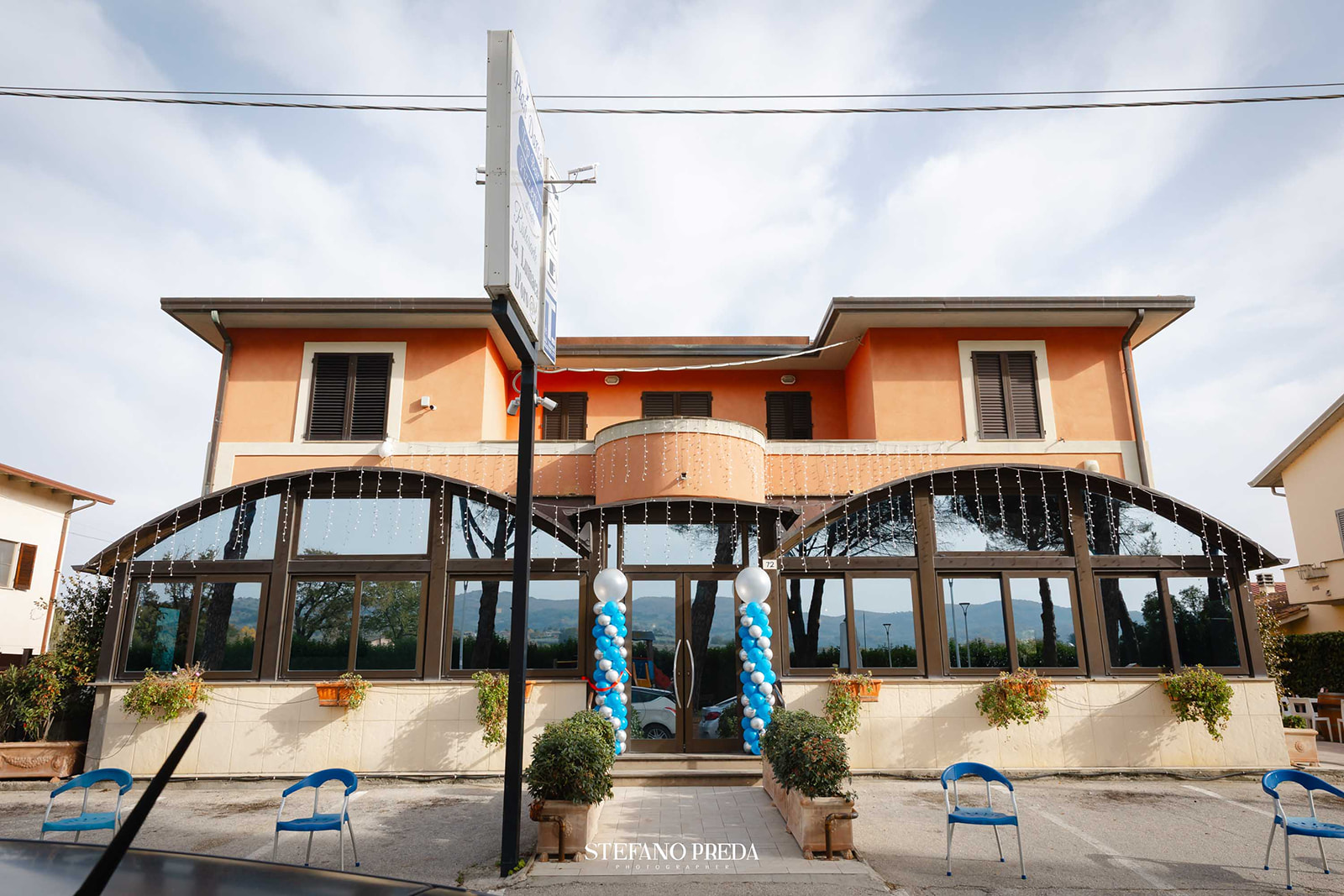 Facciata dell'Albergo Piandarca e veranda de La Lumaca d'Oro a Cantalupo di Bevagna