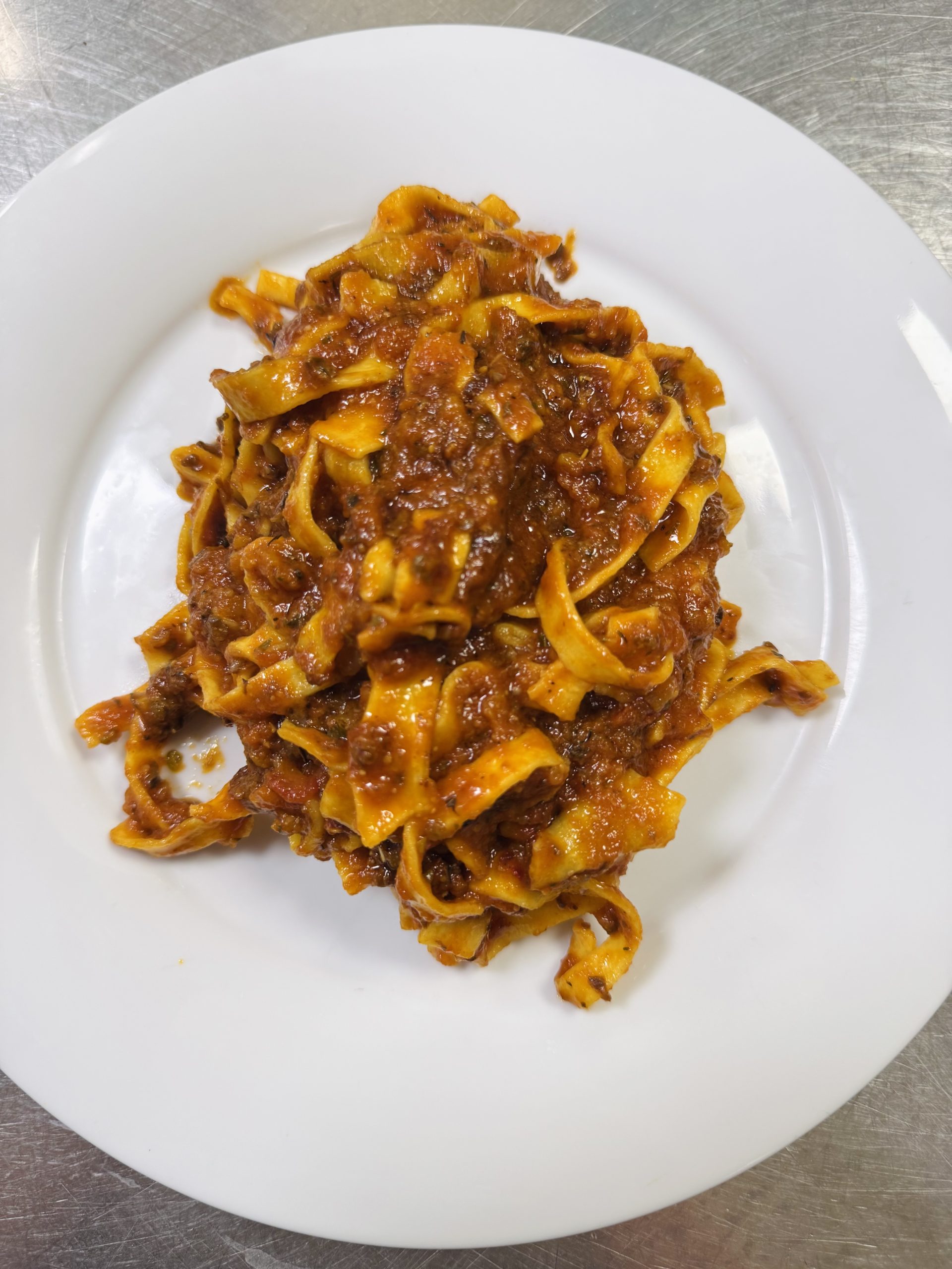 Primo piatto di pasta con rag├╣ di lumache, cucina umbra