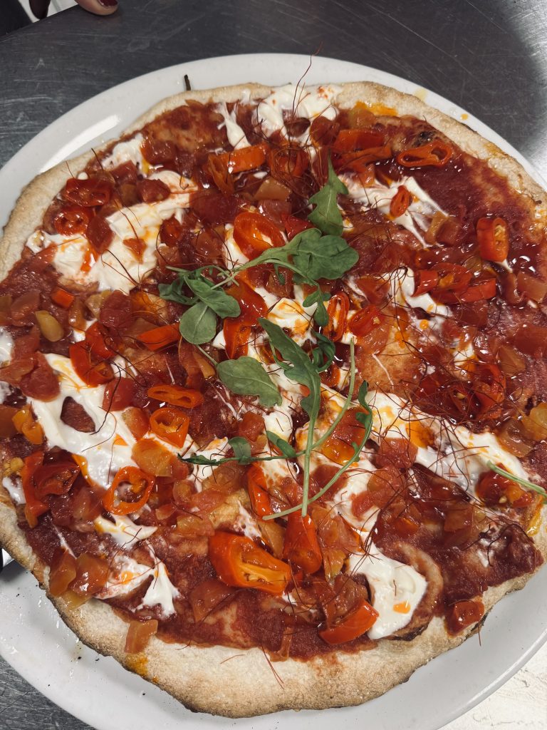 Pizza gourmet dalla pizzeria de La Lumaca d'Oro, Cantalupo di Bevagna