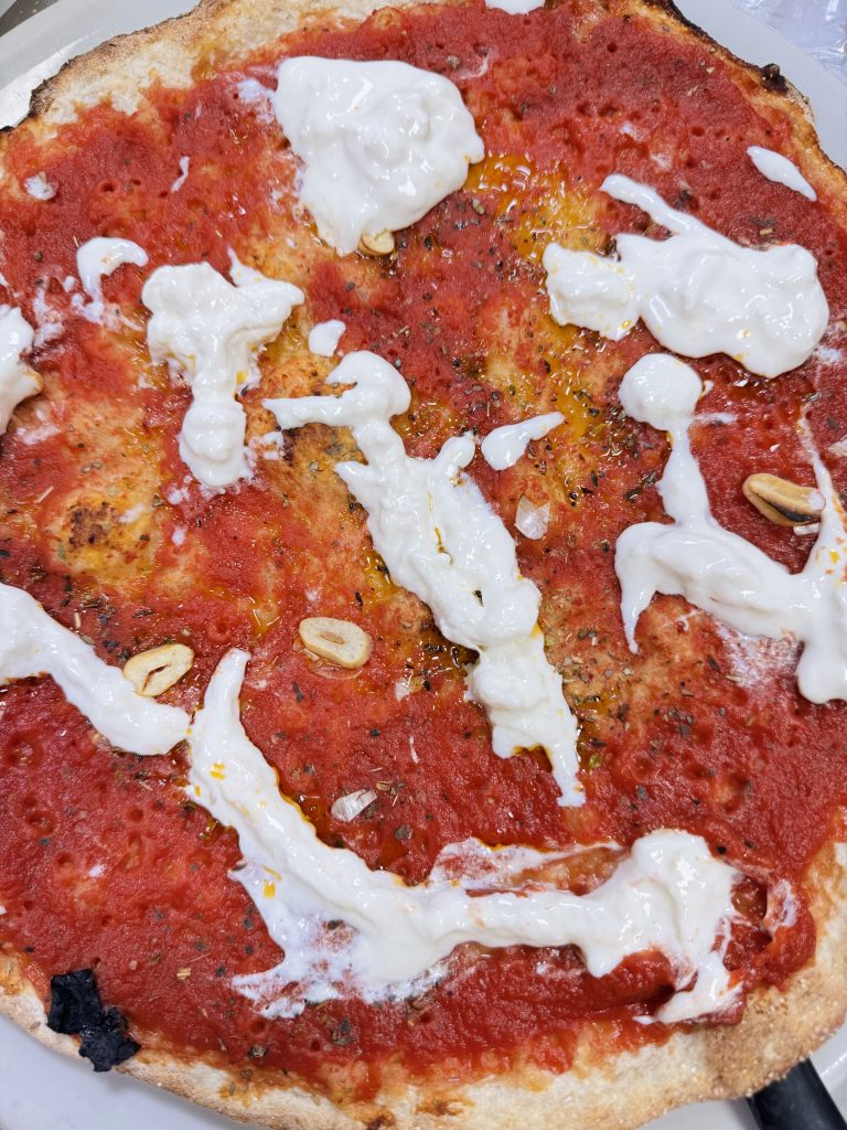 Pizza con pomodoro e stracciatella, pizzeria La Lumaca d'Oro
