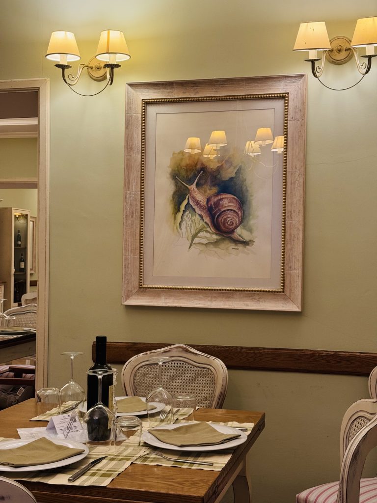 Quadro decorativo con lumaca nella sala de La Lumaca d'Oro