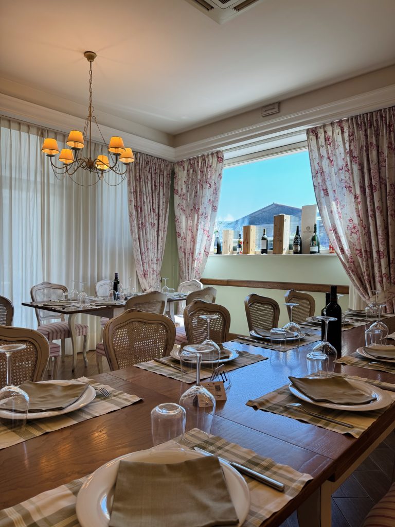 Sala ristorante con luce naturale dalla finestra, Piandarca Bevagna