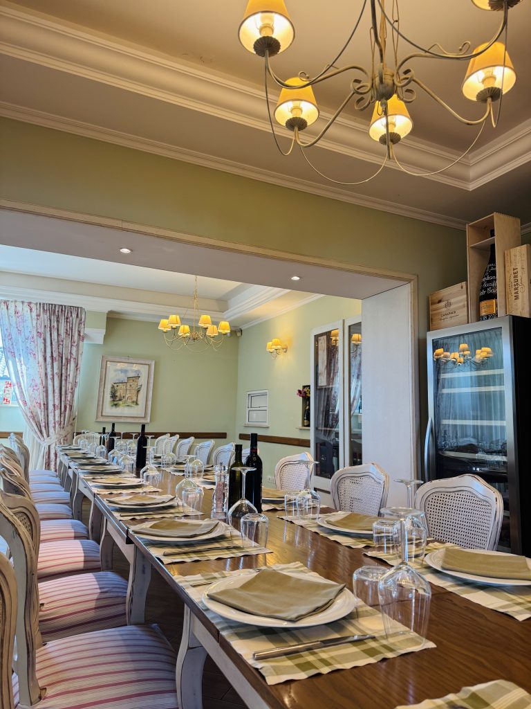 Sala del ristorante La Lumaca d'Oro con tavolo apparecchiato, Cantalupo