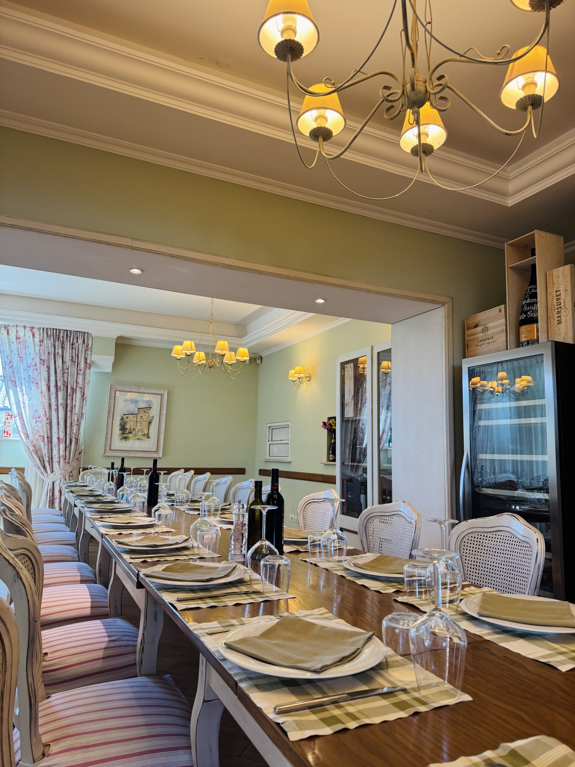 Sala del ristorante La Lumaca d'Oro con tavolo apparecchiato, Cantalupo
