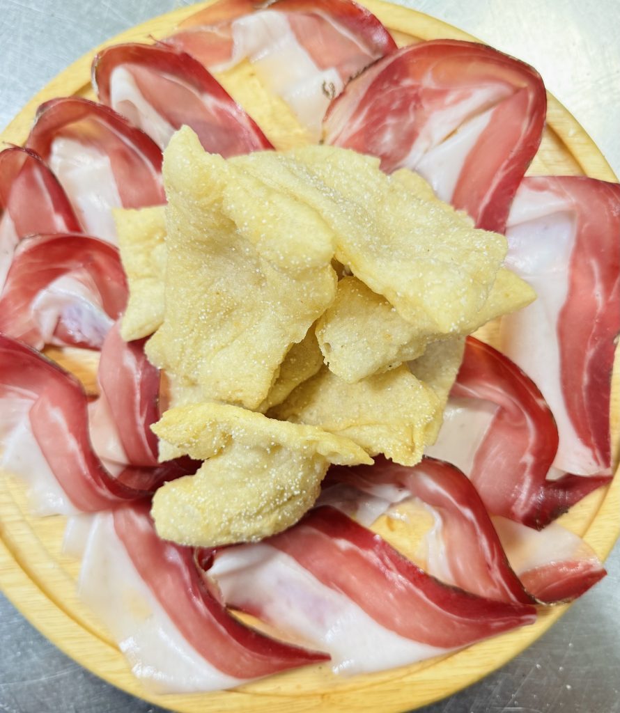 Tagliere con crescia e salumi, antipasto La Lumaca d'Oro
