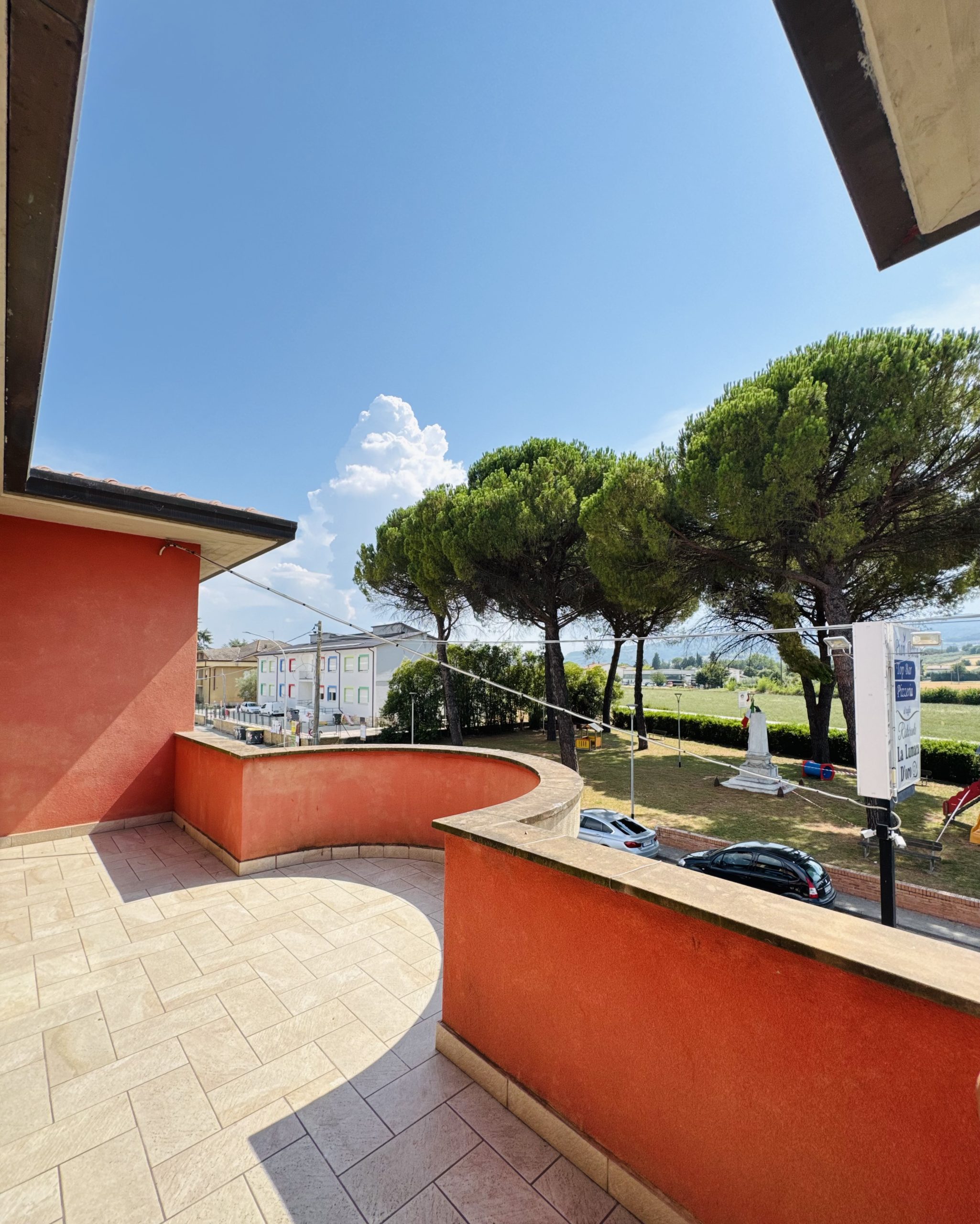 Terrazza de La Lumaca d'Oro con insegna, Cantalupo di Bevagna