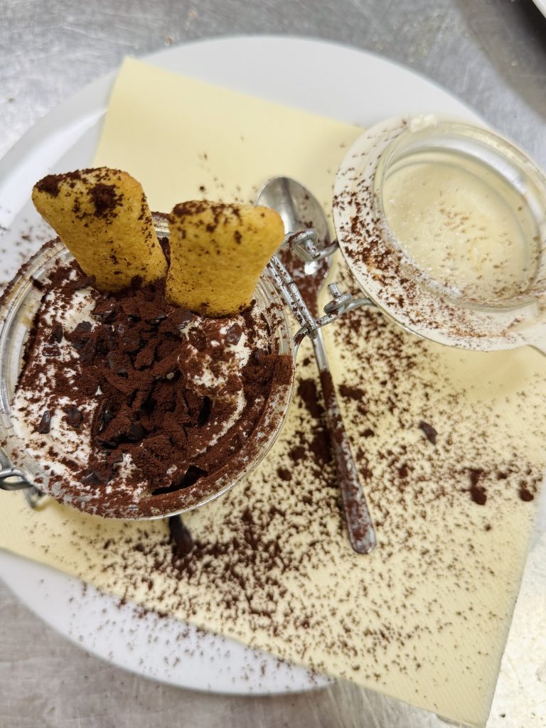 Tiramis├╣ servito in vasetto al ristorante La Lumaca d'Oro